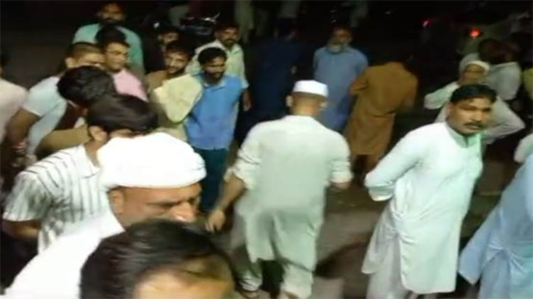 Traders shoot one of two robbers in Gujranwala