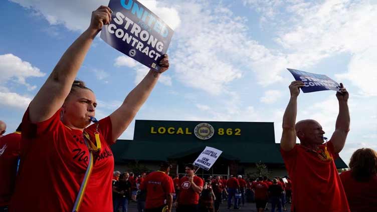 Auto workers rally as deadline nears to expand strikes on Detroit Three