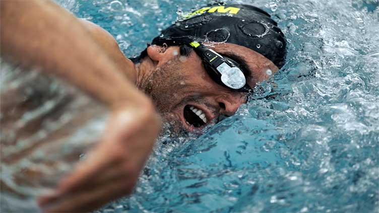 Smart goggles allow wearers to see how fast they are swimming