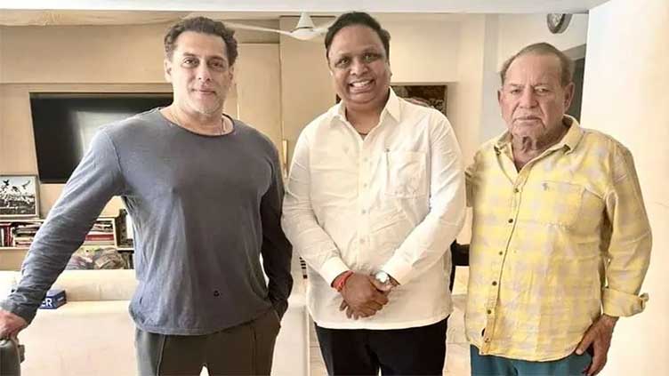 Mumbai BJP chief relishes Iftar with Salman's family