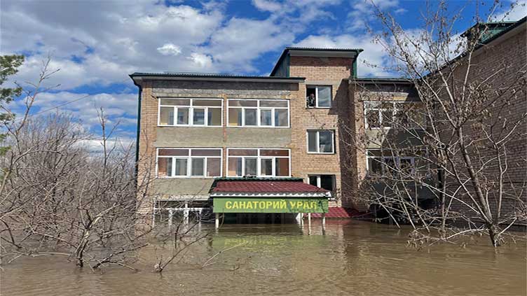 More homes in Russia's Orenburg flooded, water levels inch down