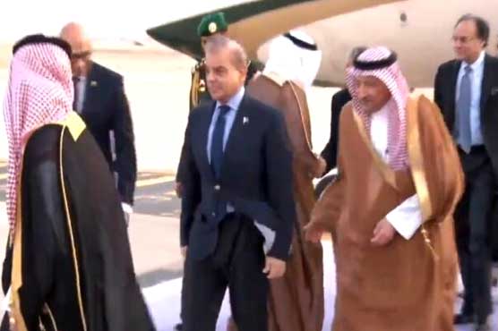 وزیراعظم شہبازشریف سعودی عرب پہنچ گئے، ڈپٹی گورنر ریاض نے استقبال کیا