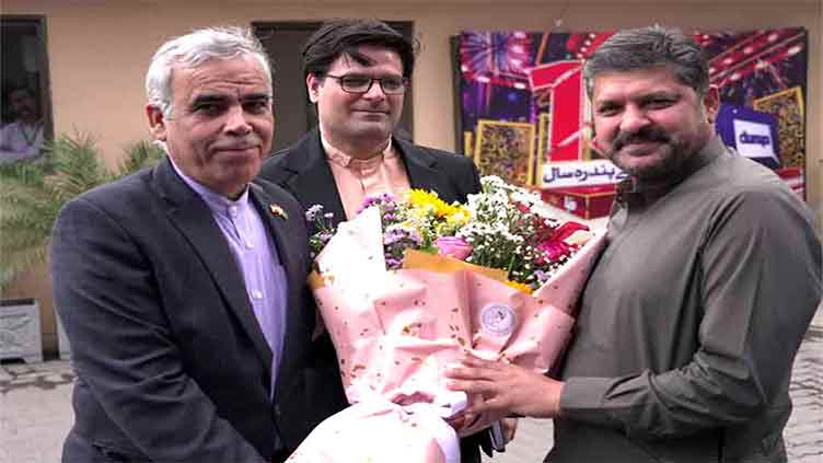 Iranian Consul General visits Dunya Media Group, lauds professionalism 