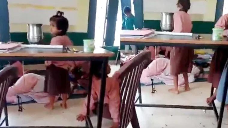 بچوں کو ہوا دینے پر لگا کر ٹیچر کی کلاس میں سونے کی ویڈیو وائرل