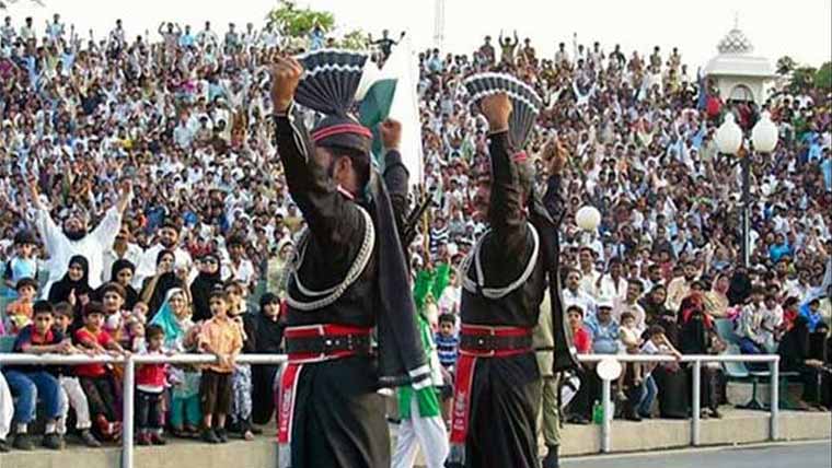 واہگہ بارڈر پر قومی پرچم اتارنے کی تقریب، پنجاب بھر سے طلبا کی شرکت