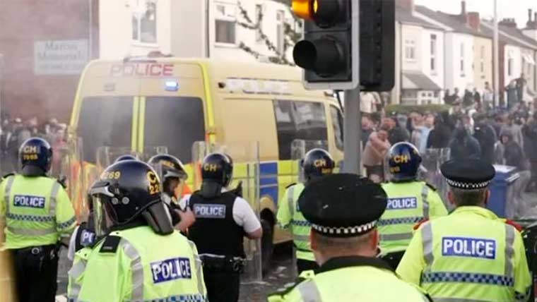 انگلینڈ میں انتہا پسندوں نے پولیس سٹیشن کو آگ لگا دی