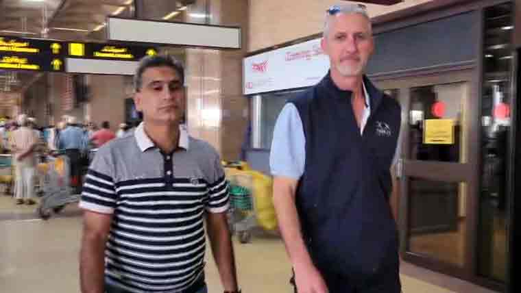 قومی ٹیسٹ ٹیم کے ہیڈکوچ جیسن گلیسپی آسٹریلیا سے اسلام آباد پہنچ گئے