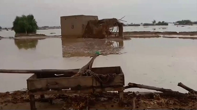 Breach at Rohri Canal near Tando Adam inundates vast area