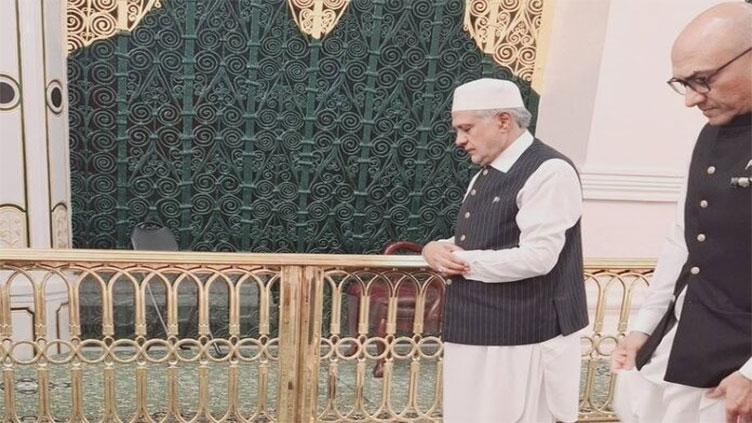 Deputy PM Dar pays respect at Roza-e-Rasool (PBUH)