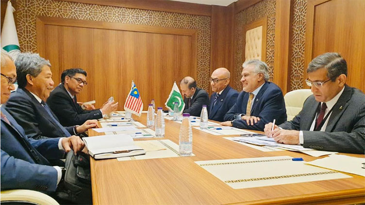 Dar, Malaysian FM discuss key issues in Jeddah