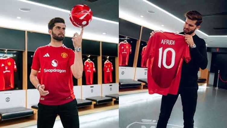 Shaheen Afridi unveils Manchester United's new kit 