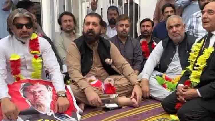 PTI suspends hunger strike outside parliament for few days