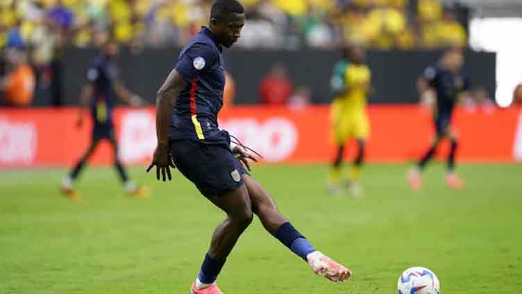 PSG sign Ecuadorian defender Pacho from Frankfurt