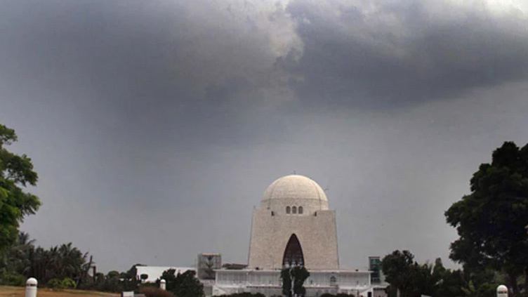 Karachi enjoys pleasant weather as heavy clouds hover over city