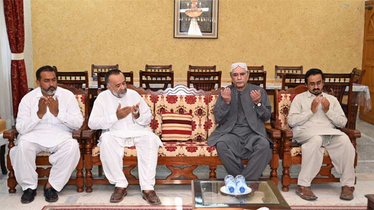 President Zardari visits family of Lt Uzair Mehmood to offer condolence 