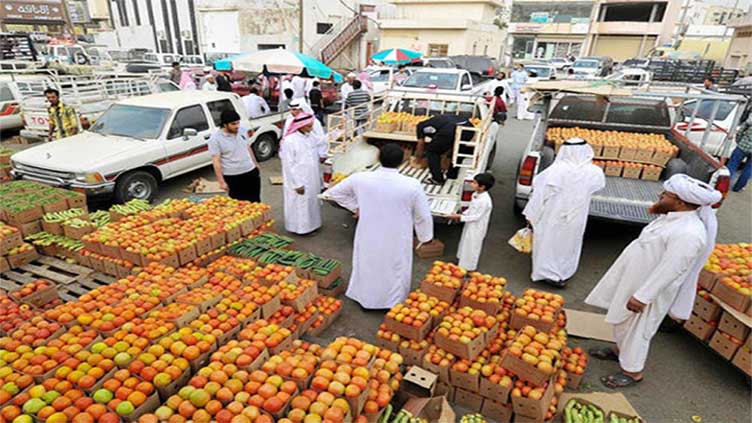 Saudi markets overflowing with 11 types of locally produced fruit