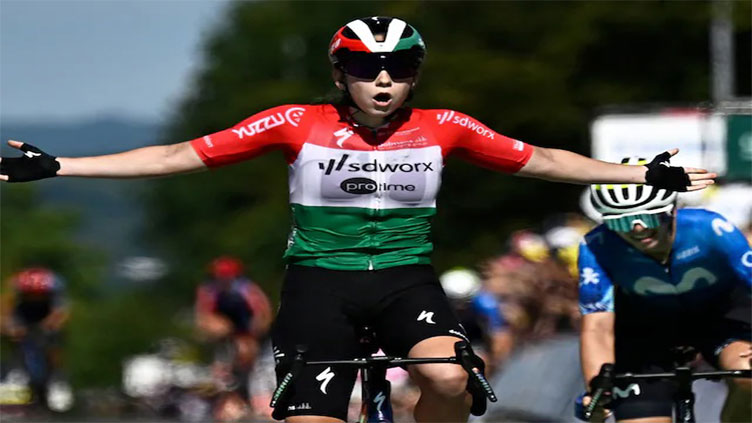 Vas wins 'chaotic' stage as Vollering crashes in women's Tour de France