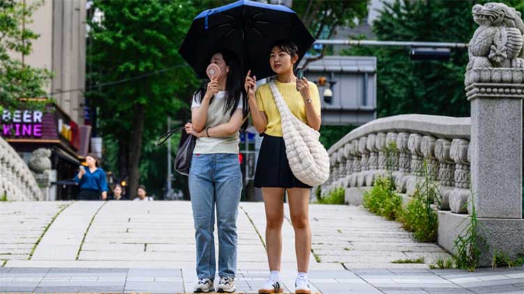 Seoul residents sweating with record 'tropical nights' weather