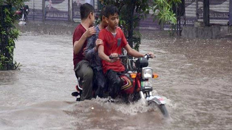 Heavy rain lashes several parts of Lahore