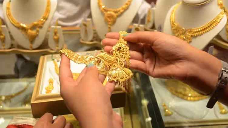 Gold rates dip by Rs200 per tola to Rs260,000