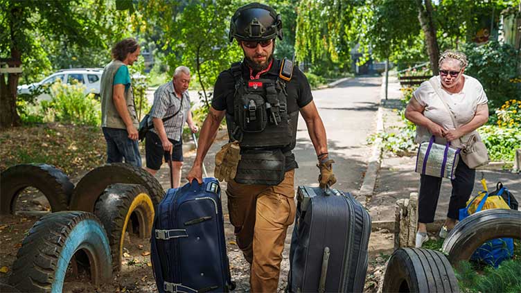 Ukraine civilians flee advancing Russian troops in east