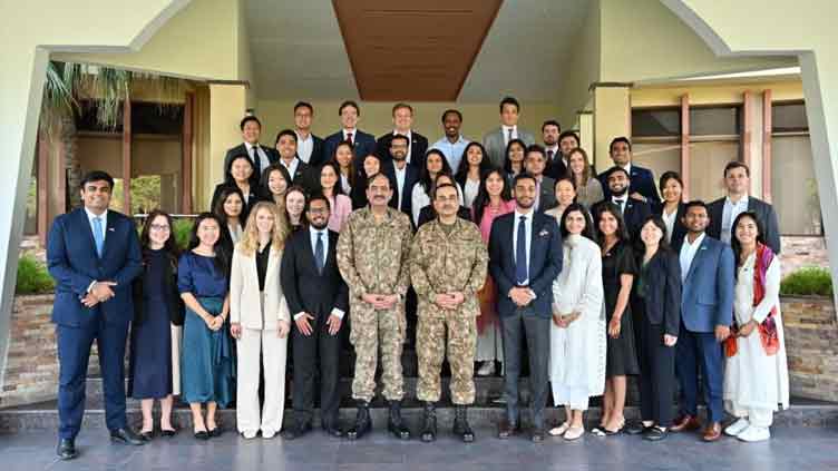 In meeting with Harvard students, COAS cautions against perils of misinformation