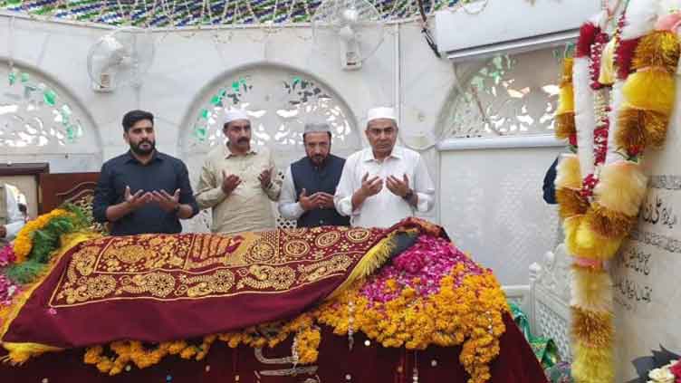 Naqvi visits Data Ganj Bakhsh's shrine