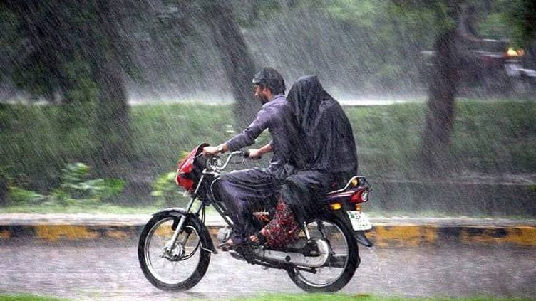 Rain brings along breeze to Lahorites in afternoon