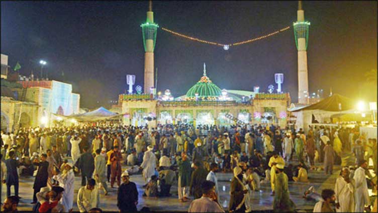 Urs of Hazrat Data Ganj Bakhsh (RA) ends with collective prayer