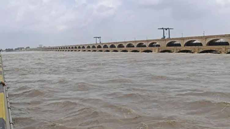 Rising floodwaters in Sindh threaten Sehwan, Manjhind