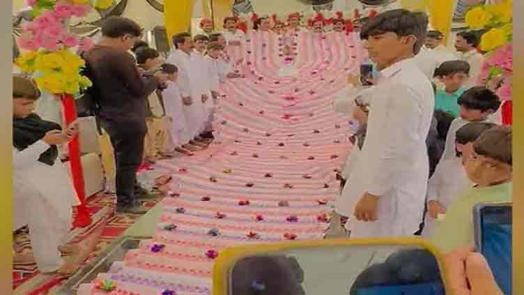 Pakistani man wears 35-foot cash garland worth Rs100,000 on wedding day