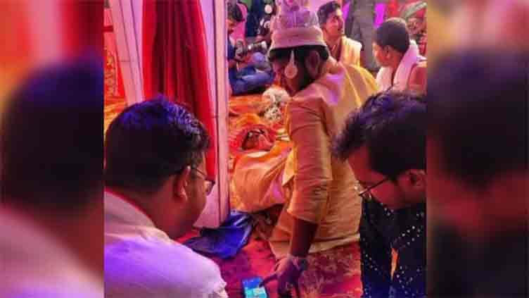 Groom plays Ludo on phone during wedding ceremony