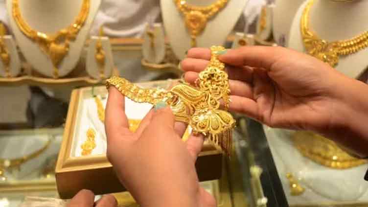 Gold prices increase by Rs700 per tola