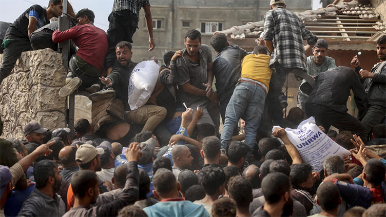 Dunya News Gazans walk miles for bread and flour amid war shortages