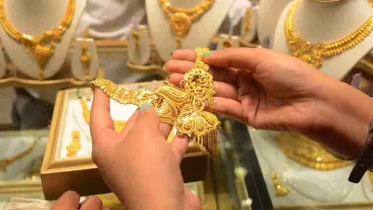 Gold prices decrease by 1,000 per tola