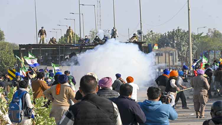 Dunya News Police in India clash with farmers during protest march over minimum price demand for crops