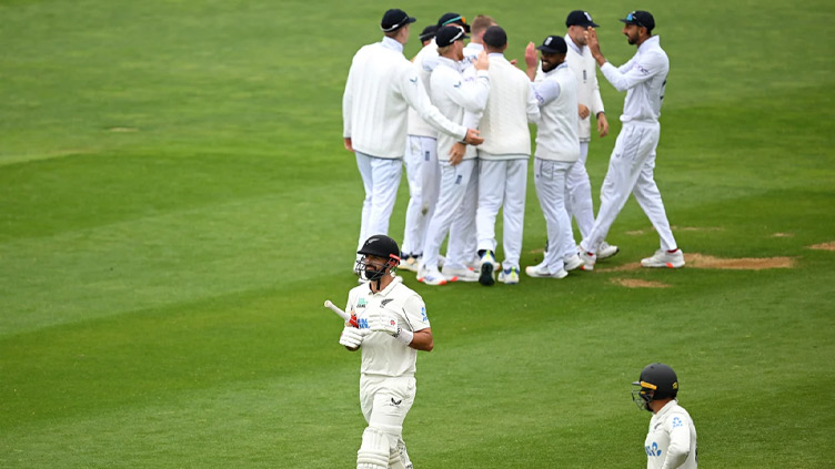 New Zealand dig in as England press for second test victory