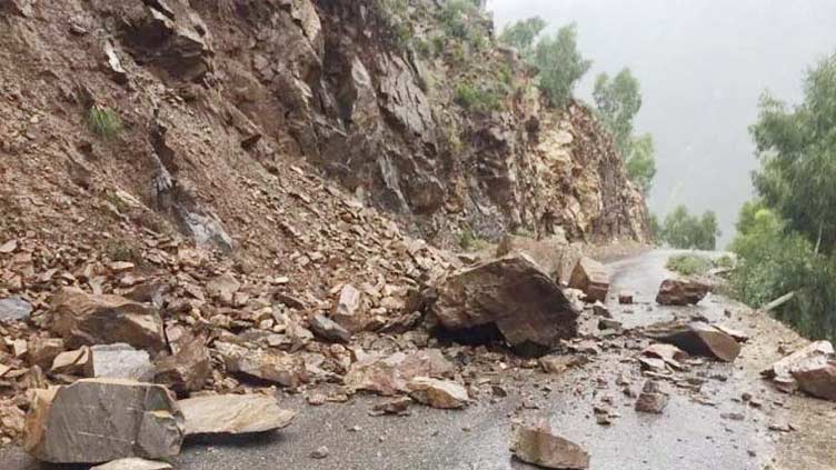 Five killed as landslide hits car in Skardu