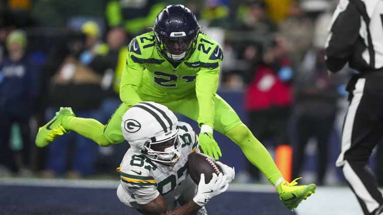 Jordan Love throws for 2 TDs and Packers beat Seahawks 30-13 as Seattle QB Geno Smith injures knee