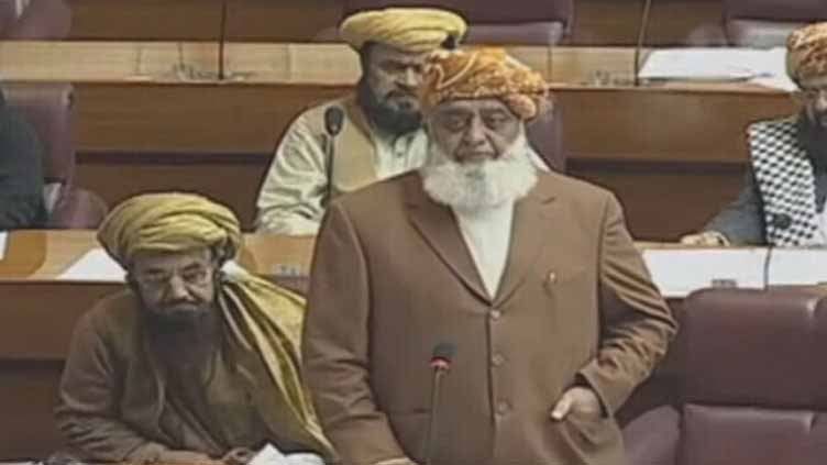 JUI-F chief Fazl blames govt for thwarting seminaries' registration