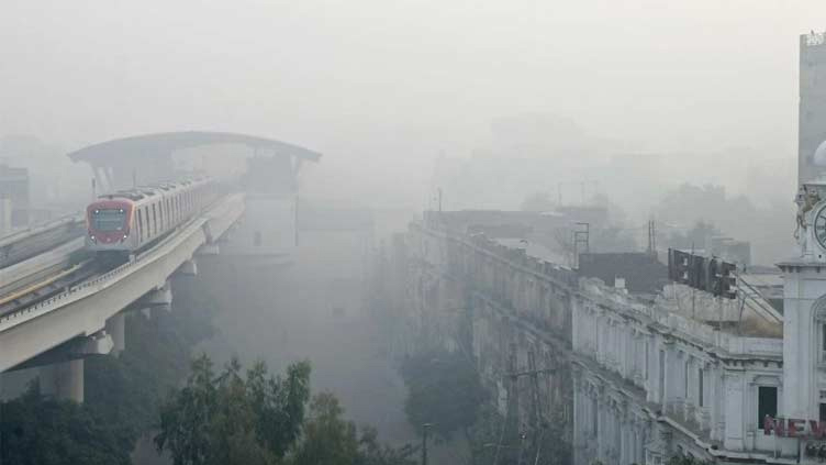 Dense fog, chill grip Lahore; air pollution remains high