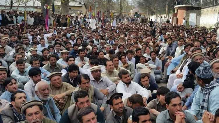 Parachinar sit-in over road blockade enters sixth day, residents deprived of food, healthcare