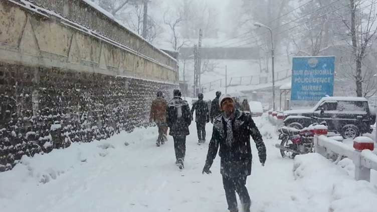 Tourists flock toward Murree as snowfall resumes on weekend