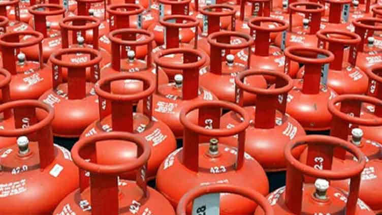 LPG price slashed by Rs4 per kg on the eve of New Year