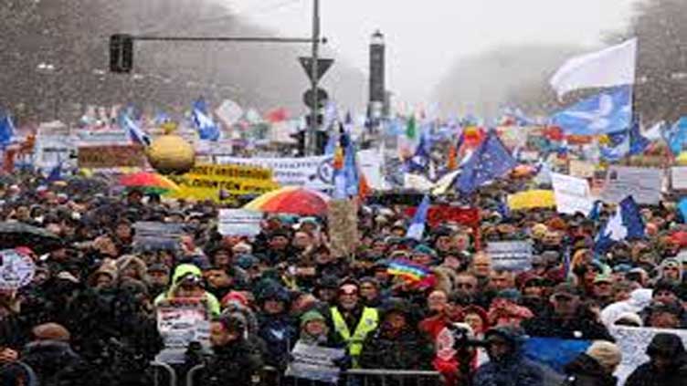 Thousands gather in Berlin for protests against far-right