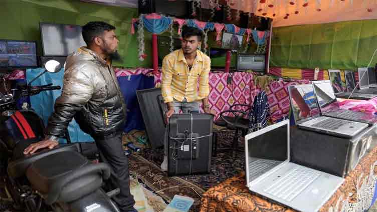 India village fair provides poor an opportunity to used phones, laptops