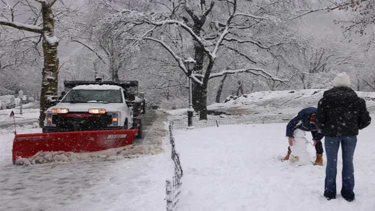 Travel chaos as US northeast hit by snowstorm