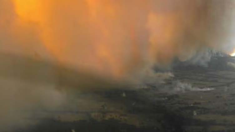 Australian authorities urge hundreds to flee uncontained bushfire