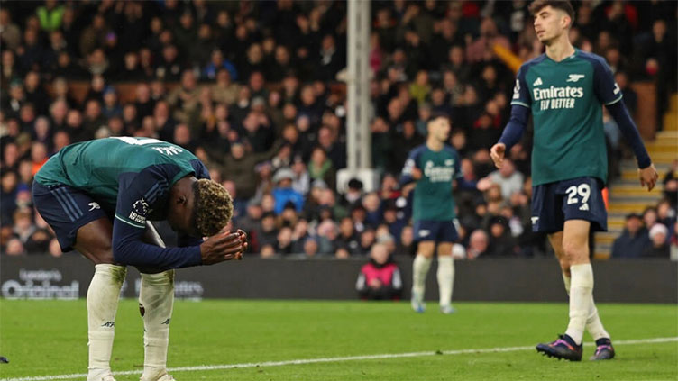 Arsenal falter once more at Fulham, Spurs close on top four