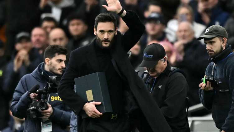 Spurs honour 'keeper Lloris for 11 years service